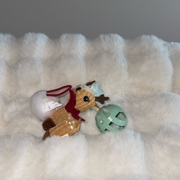 4 cat toys a snowman,a reindeer,a plastic crinkly ball, and a plastic ball NWOT - Picture 1 of 3
